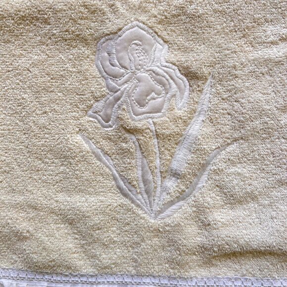 Vtg RA Briggs Embroidered Pastel Yellow Bath Towels Set of 2 Eyelet Trim USA - Picture 6 of 13